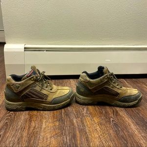 In great condition size 7.5 insulated and waterproof ariat riding boots